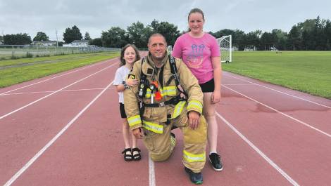 Bastien St-Pierre avec ses deux filles Laetie et Élia. Crédit photo : Édouard Bérubé.