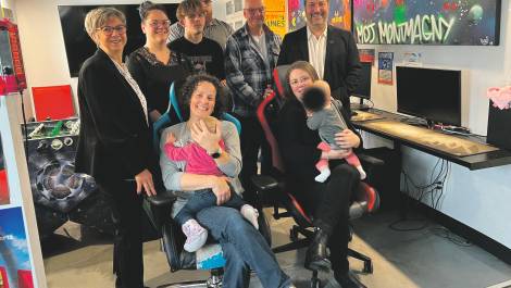 Les membres de la Maison des jeunes de Montmagny, ainsi que le député de la Côte-du-Sud, Mathieu Rivest. Crédit photo : Édouard Bérubé.
