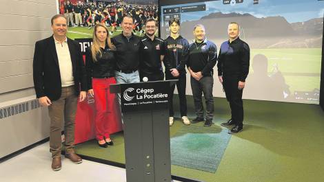 L’organisation du campus de Montmagny, l’entraîneur, l’un des joueurs et les partenaires du projet lors de la conférence de presse pour présenter le nouveau programme de golf mixte. Crédit photo : Édouard Bérubé.