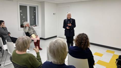 Gisèle Lebrun s’est adressé au public avant de regarder la version courte du documentaire « Les Jardins de Gisèle ». Crédit photo : Édouard Bérubé.