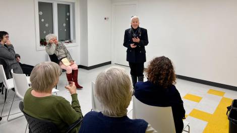 Gisèle Lebrun s’est adressé au public avant de regarder la version courte du documentaire « Les Jardins de Gisèle ». Crédit photo : Édouard Bérubé.