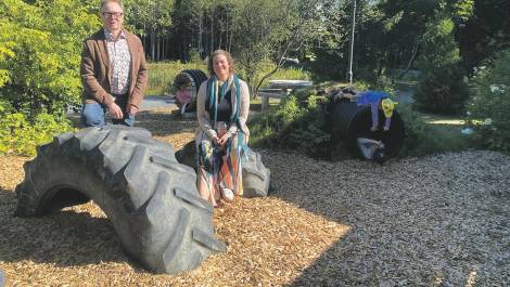 Le maire de Montmagny, Marc Laurin, en compagnie de la conseillère municipale du district et de ses enfants, Gabrielle Brisebois. (Photo de courtoisie)