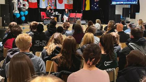 Conférence d’Hugo Latulippe, animée par Noémie Leblanc. (Photo de courtoisie)