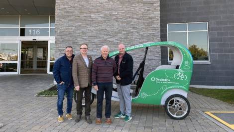 Jean-François Roy, directeur du Service des loisirs, de la culture et de la vie communautaire, Marc Laurin, maire de la Ville de Montmagny, Bernard Boulet, administrateur à la Caisse Desjardins de la MRC de Montmagny, et Jessy Croteau, conseiller municipal et responsable du chantier « Sports, loisirs, et vie communautaire ».