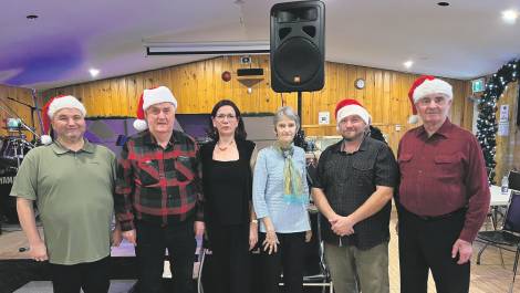 Les deux organisateurs, Lionel Lepage et Jonathan Blouin, en compagnie des bénévoles du Gala amateur de Berthier-sur-Mer. Crédit photo : Édouard Bérubé.