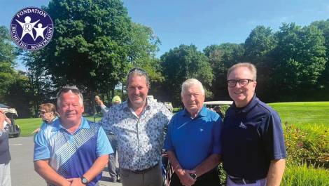 Les co-présidents d’honneur Dr Luc Dumont et Pierre Dumont, accompagnés du député de Côte-du-Sud, Mathieu Rivest, et du maire de Montmagny, Marc Laurin. (Photo de courtoisie)