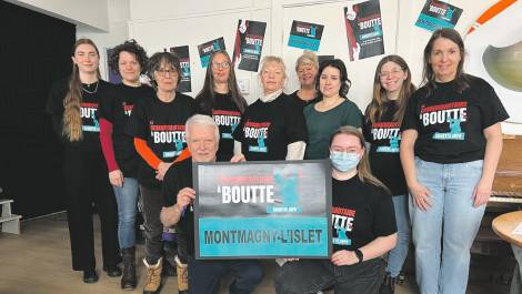 Le Journal a rencontré plusieurs organismes au Café Tempête de Saint-Jean-Port-Joli pour parler du mouvement Le communautaire est à “boutte”. Crédit photo : Édouard Bérubé.