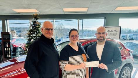 Jessy Croteau et Élise Barbeau, président et directrice générale de la Maison des jeunes, accompagnés de Kevin Michaël Levesque, Vice-président de Montmagny Mazda. (Photo de courtoisie)