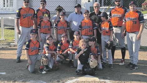 Les nouveaux chandails et équipements de receveur des Vikings. (Crédit photo : Association de baseball de la Côte-du-Sud).