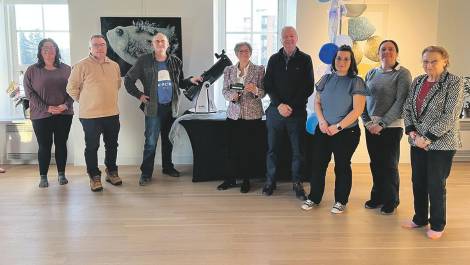 Plusieurs personnes impliquées dans le projet, dont M. Rochette en bleu d’Explora Ciel. Crédit photo : Édouard Bérubé.