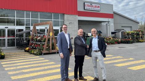 Le directeur général de L’Outilleur, Simon Plante, entouré du chef de la direction d’Avantis, Michel Delisle, et du président d’Avantis Coopérative Frédéric Martineau. (Photo de courtoisie)