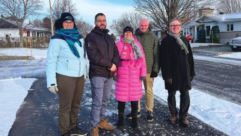 Gabrielle Brisebois, conseillère municipale, Charles Lessard, coordonnateur en aménagement et en développement à la Ville de Montmagny, Mireille Thibault, conseillère municipale, Jessy Croteau, conseiller municipal, et Marc Laurin, maire de Montmagny. (Photo de courtoisie)