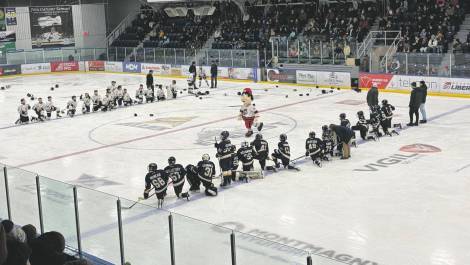 Les deux équipes des Alliés M13 B lors de la remise des médailles. Crédit photo : Gabrielle Brisebois.