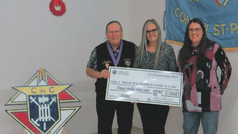 Le Chevaliers de Colomb du Conseil 3075 de Saint-Pamphile ont remis 2 500 $ à la Maison de la Famille de la MRC de L’Islet. Photo de courtoisie.