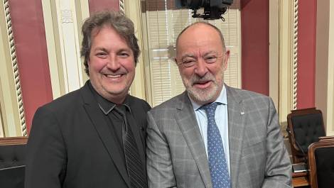 Mathieu Rivest en compagnie du ministre de la Santé, Christian Dubé. Photo de courtoisie.