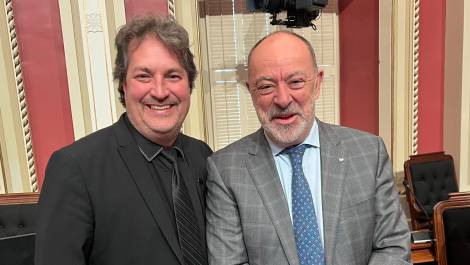Mathieu Rivest en compagnie du ministre de la Santé, Christian Dubé. Photo de courtoisie.