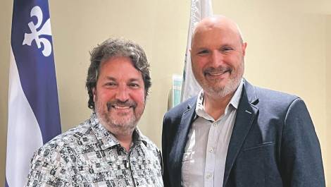 Mathieu Rivest, député de Côte-du-Sud et Steve Gignac, directeur général du Cégep de La Pocatière. (Photo de courtoisie)