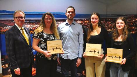 Marc Laurin, maire, Louise Pelletier-Proulx, formatrice, Nicolas Gaudreau, survivant, Marie-Pier Landry et Victoria Deschênes, sauveteuse. (Crédit: Julien Simard)