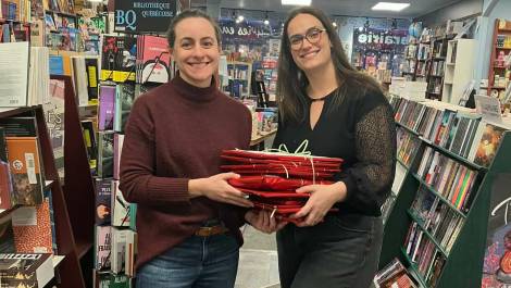 Claudine Landry, propriétaire de la librairie Livres en tête, et Valérie Lebel, secrétaire du Club Lions de Montmagny. (Photo de courtoisie)