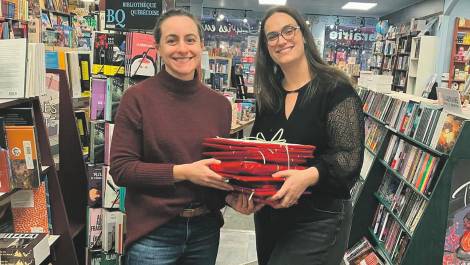 Claudine Landry, propriétaire de la librairie Livres en tête, et Valérie Lebel, secrétaire du Club Lions de Montmagny. (Photo de courtoisie)