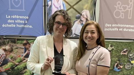 La conseillère municipale Gabrielle Brisebois recevant le prix Vivre ensemble des mains de la mairesse de Brossard et présidente d’Espace MUNI, Doreen Assaad, pour la Ville de Montmagny. (Photo de courtoisie)