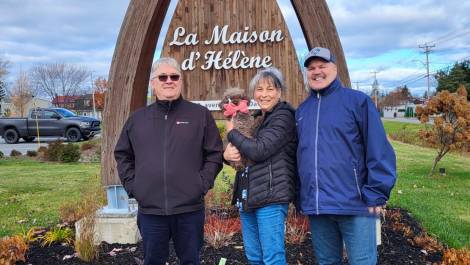 Guy Ouellet, Annie Pelletier, directrice de la Maison d’Hélène, et Dany Poulin, porte-parole et responsable de l’initiative. (Photo de courtoisie)