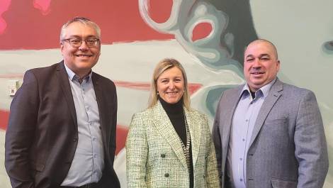 Sylvain Fauchon, directeur général chez Promutuel Assurance Côte-Sud, Rachel Bégin, directrice générale du Centre de services scolaire de la Côte-du-Sud et Frédéric Jean, préfet de la MRC de Montmagny. (Photo de courtoisie)