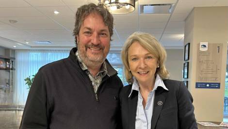Mathieu Rivest, député de Côte-du-Sud et Sonia Bélanger, ministre responsable des Aînés. (Photo de courtoisie)