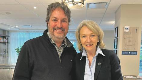 Mathieu Rivest, député de Côte-du-Sud et Sonia Bélanger, ministre responsable des Aînés. (Photo de courtoisie)