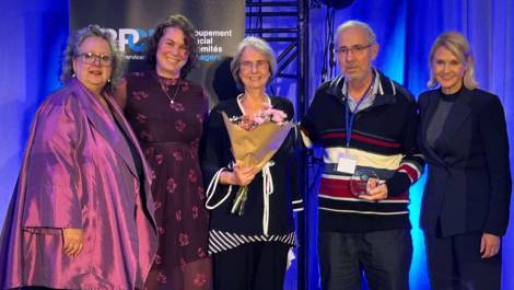 Carole Tavernier, présidente du Regroupement provincial des Comités des usagers, Gabrielle Brisebois, coordonnatrice du Comité des usagers Montmagny-L’Islet, Lise M. Vachon, présidente du comité, Michel Coulombe, membre du comité et Geneviève Biron, présidente et cheffe de la direction de Santé Québec. (Photo de courtoisie)