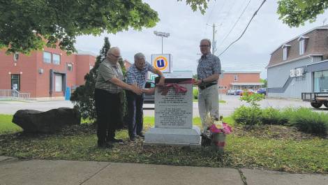 De gauche à droite : Lucien Bossé, Randall Bossé et le maire de la Ville de Montmagny, Marc Laurin. (Photo de courtoisie)