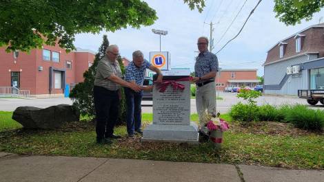 De gauche à droite : Lucien Bossé, Randall Bossé et le maire de la Ville de Montmagny, Marc Laurin. (Photo de courtoisie)