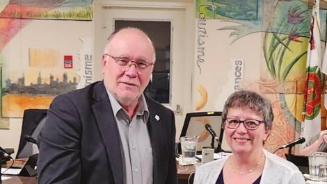 Normand Caron remercie Doris Anctil au nom du conseil municipal. Crédit photo : Municipalité de Saint-Jean-Port-Joli.