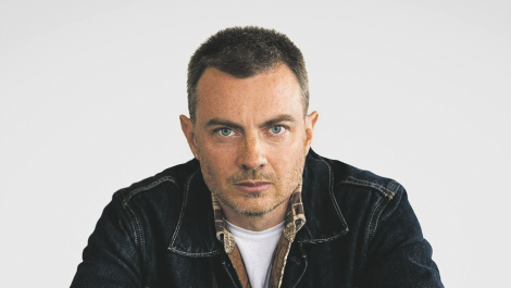 Le chanteur et guitariste Jordan Officer. Crédit photo : Centre d’Art de Richmond.