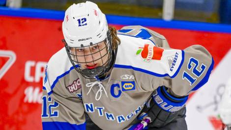 Tommy Bouchard a enfilé son premier des séries éliminatoires lors du second match. Crédit photo : Yannick David.