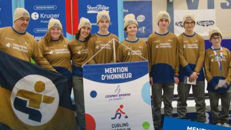 L’équipe de curling masculin dont fait partie Loius Fecteau a remporté la bannière Esprit Sportif. (Photo de courtoisie)
