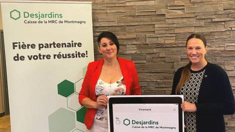 Mme Ginette Saillant, responsable du Centre culturel et Mme Julie Naud, directrice générale de la Caisse Desjardins de la MRC de Montmagny. Photo de courtoisie.