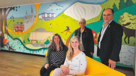 En bas, Rosalie Voyer, artiste, et Anick Soucy, MRC de Montmagny En haut, Claudette Aubé et Alain Talbot respectivement DG et maire de la municipalité de Saint-Paul-de-Montminy. (Photo de courtoisie)