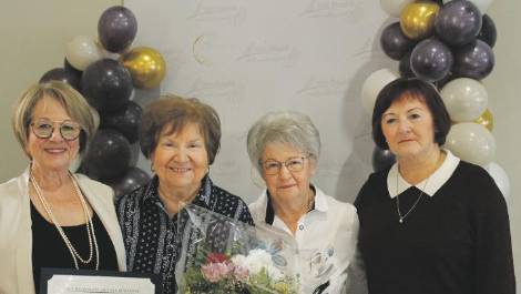 Yvette Poulin accompagnée de quelques membres de Hop la vie!. (Crédit photo: Myriam Pelletier)