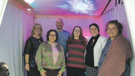 Tous ceux qui ont contribué à la salle sensorielle. Photo de courtoisie.