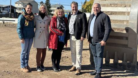 Vanessa Bouffard, présidente, Hélène Beaulieu, directrice adjointe, Diane Caron, directrice générale, Mathieu Rivest, député de Côte-du-Sud et Frédéric Jean, maire de Saint-François-de-la-Rivière-du-Sud. (Photo de courtoisie)