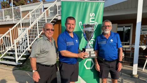 Michel Robin, représentant de la Caisse Desjardins du Nord de L’Islet et Rino Leblanc et Gaston Lemieux, représentants du Club de golf Rivière-Du-Loup. (Photo de courtoisie)