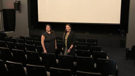 Cynthia Lamontagne, directrice générale d’ADLS, et Julie Naud, directrice générale de la Caisse Desjardins de la MRC de Montmagny. (Photo de courtoisie)