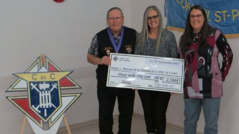 Le Chevaliers de Colomb du Conseil 3075 de Saint-Pamphile ont remis 2 500 $ à la Maison de la Famille de la MRC de L’Islet. Photo de courtoisie.