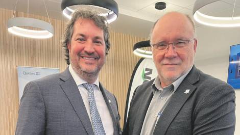 Le député de la Côte-du-Sud, Mathieu Rivest, en compagnie du maire de Saint-Jean-Port-Joli, Normand Caron. Photo de courtoisie.