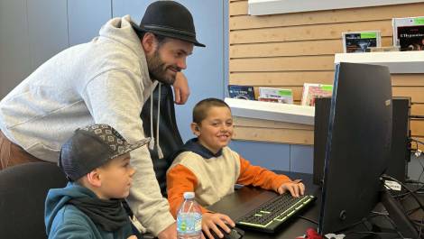Mathieu Arcand en compagnie de deux jeunes. Photo de courtoisie.
