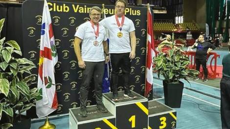 Jean-Jacques Gamache et Hugo Canuel sur le podium aux Championnats canadiens. (Photos de courtoisie)