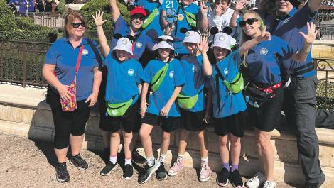 Les huit jeunes et les accompagnateurs de la région à World Disney. Photo de courtoisie.