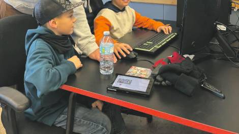 Mathieu Arcand en compagnie de deux jeunes. Photo de courtoisie.