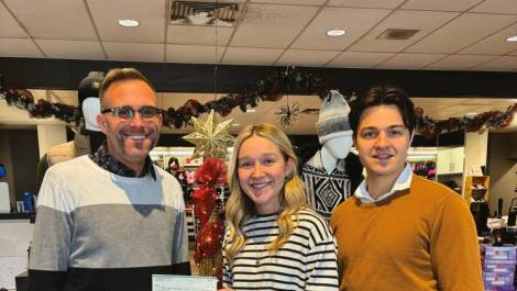 Francis Rouleau, directeur Magasin COOP IGA extra de Montmagny et Les Marchés Tradition Cap-Saint-Ignace accompagné de Béatrice Bernier et Nicolas Paquette, employés de Vigneault. (Photo de courtoisie)